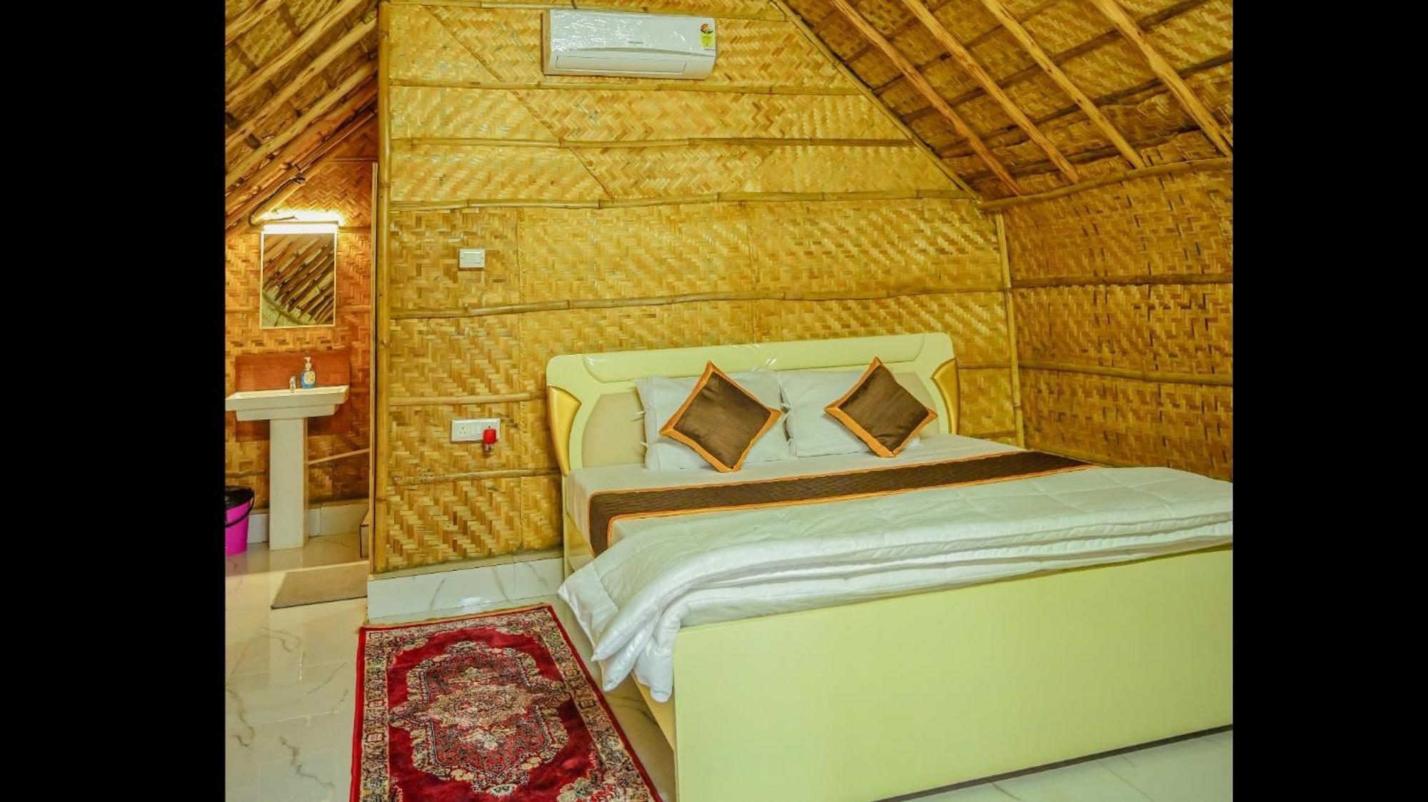 Отель Tamarind Tree Way Side Amenities Хоспет Экстерьер фото