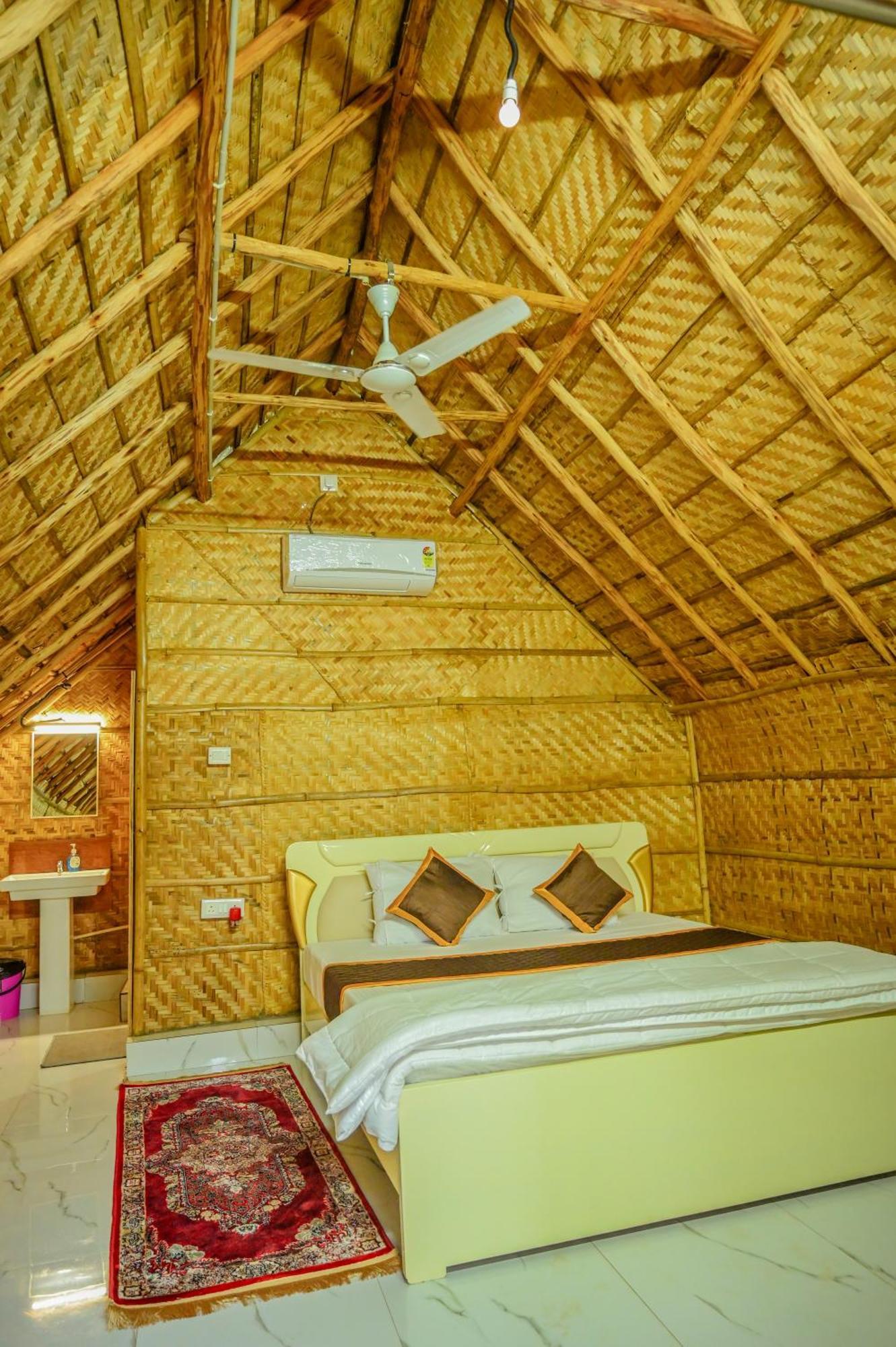 Отель Tamarind Tree Way Side Amenities Хоспет Экстерьер фото