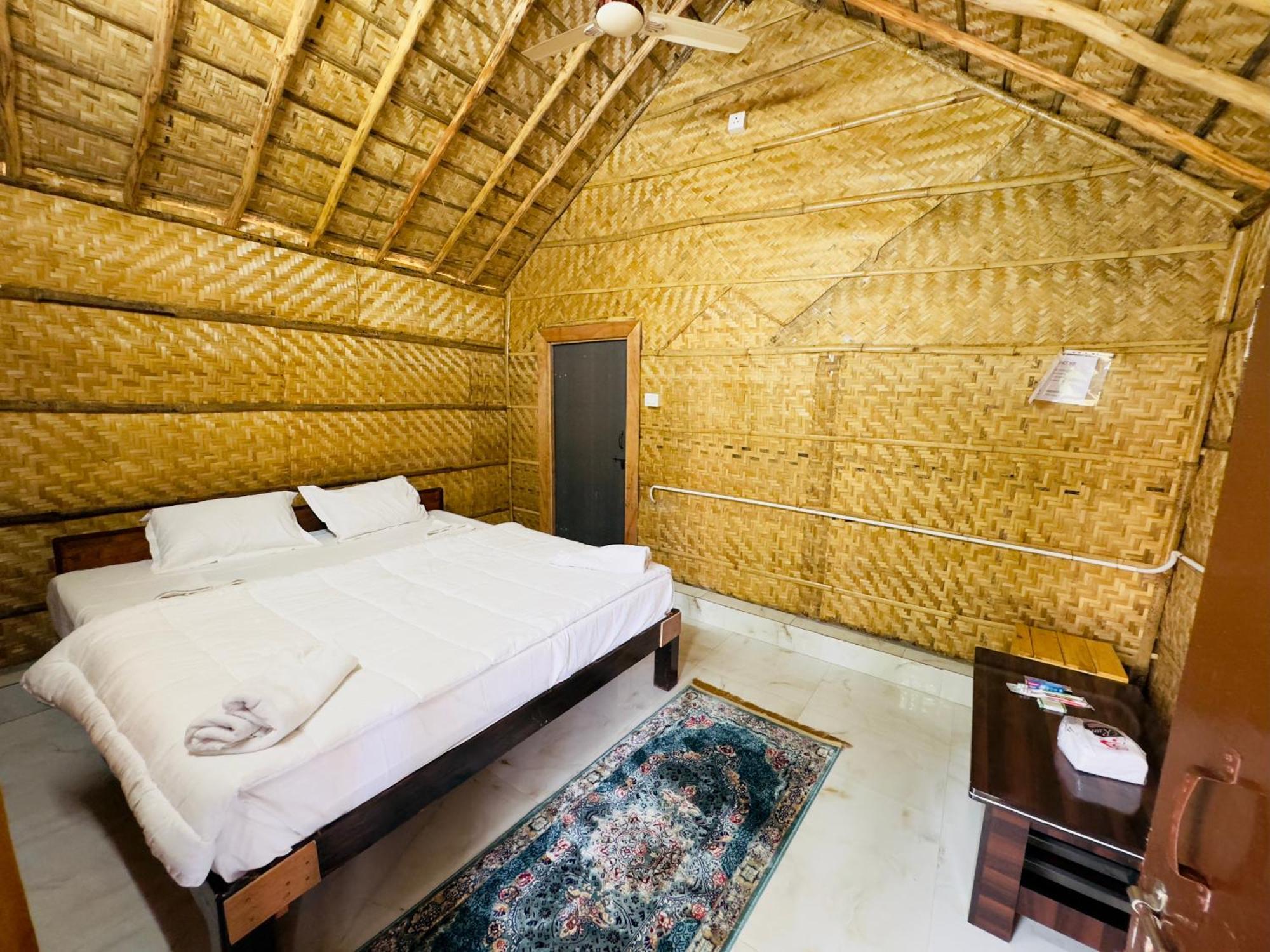 Отель Tamarind Tree Way Side Amenities Хоспет Экстерьер фото